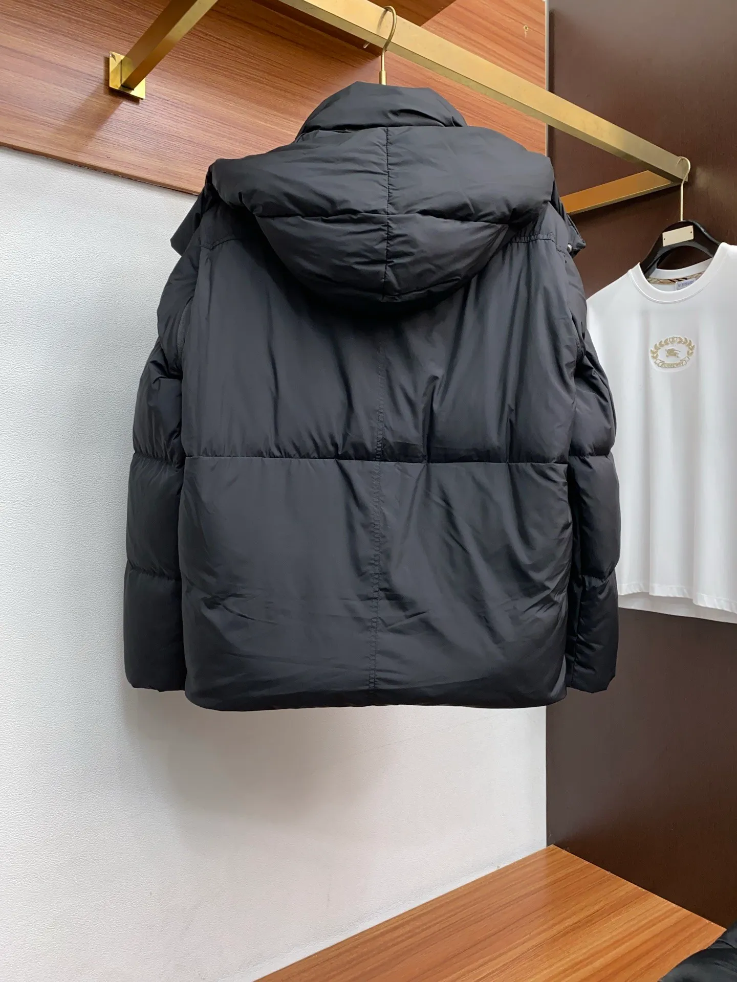 P1400 [Zhang Linghe’s latest top-grade down-filled Canada Goose model] Hooded, removable hood! The original custom-woven lightweight square technology three-proof fabric is windproof, rainproof and friction-proof. It is made of 400D gallbladder Zhengerbajing national standard 90 white duck down. When it is inserted inside, it will be more fluffy and temperature-locking. The whole piece can be stored and folded! ! The embroidered logo on the left chest is a topographic map of Canada, lifelike and perfectly restored. It is embroidered with high-density colored yarn using imported embroidery machines from Bai Lingda. In particular, the sleeves are detachable, making it especially suitable for areas with unstable climate. The washing and labeling are all based on the latest version, and the customized washing labels are equipped with laser anti-counterfeiting labels! ! And the position of the wash water mark is synchronized according to the 25-year new hidden design process. The wash water mark is all hidden inside and can be seen in the detailed picture. What you see is what you get! ! Color graphite gray, black Size xs s m L xl